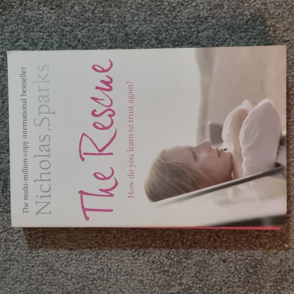 Books, Nicholas Sparks bundle, Safe Haven and The Rescue. - Picture 5 of 7